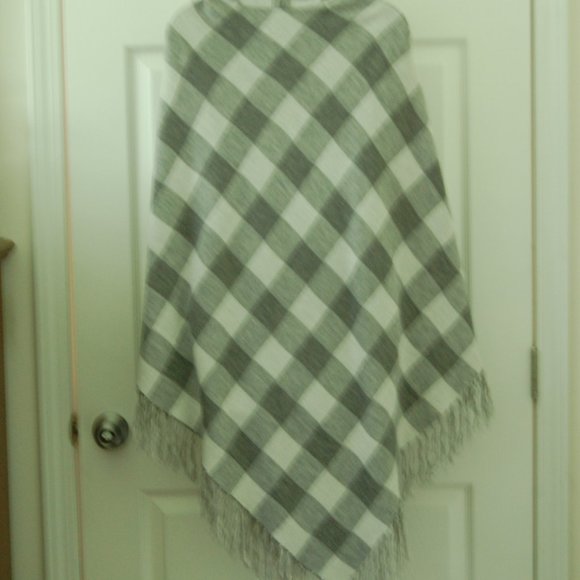 LIMITED Size M/L Grey & White Buffalo Check Poncho - Picture 3 of 6